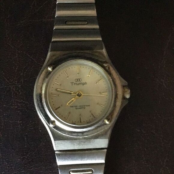 Vintage ladies, watch by triumph Needs battery  - Picture 2 of 4